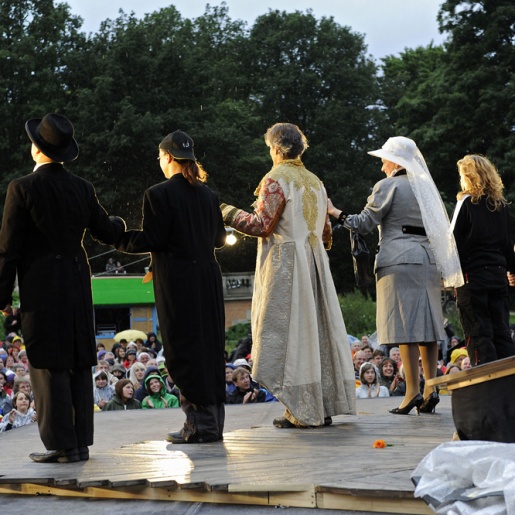 SchauspielerInnen der Shakespeare Company auf der Bühne im Bürgerpark